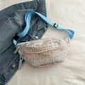Sac banane à carreaux bleu clair et orange avec bandoulière réglable sur denim - Bleu