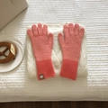 Primer plano de guantes de punto rosa y naranja con puños elásticos acanalados suaves - Rosa
