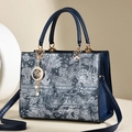 Borsa a mano blu scuro con stampa floreale, finiture dorate e ciondolo di perle - Blu