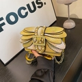 Borsa a tracolla gialla pitonata con fibbia di perle e tracolla a catena dorata - Oro