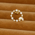 Vue détaillée du piercing cartilage doré avec zircons ronds et en forme de marquise - Anneau Creux / Or / 0,1