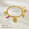 Dettaglio macro del bracciale in acciaio inossidabile placcato oro 18K con ciondoli - Stile Multi-Ciondolo Fiore Ape (CH1190-1)