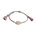 Detail von geflochtenem Evil-Eye-Armband mit goldenem Hamsa-Anhänger und bunten Quasten - Quastenanhänger-Stil / Neue Mehrfarbige Perlenkette