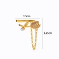 Detail van gouden bloem oor manchet met parels en kristallen toont maat 1,5cm bij 2,25cm - 7# Goud