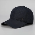 Detalle de gorra de invierno acolchada para hombre con orejeras y logotipo metálico - Ajustable / Azul marino