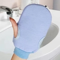 Guanto esfoliante azzurro con polsino elastico e foro per il pollice per pulizia pelle - Blu