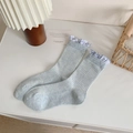 Lichtblauwe sokken met verticale gebreide patronen en blauw-witte geruite ruches aan boord - Blauw-wit Geruite Bies / Blauw