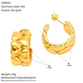 Detail van 18k goud vergulde roestvrijstalen hartvormige oorringen met de afmetingen - Hart ring stijl (SE884G)