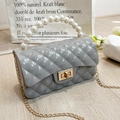 Elegante hellgraue gesteppte Jelly-Handtasche mit großem Perlengriff und Goldkette - Grau (Perlengriff)