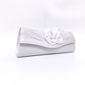 Detailansicht der eleganten weißen Satin-Abendtasche mit handgefertigten 3D-Blütenakzenten - 27*10*5cm / Weiß