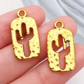 Pendentif rectangle doré avec motif cactus ajouré et texture martelée pour bijoux DIY - Cactus Creux (19242) / 23x12mm