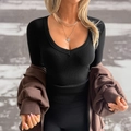 Schwarzes geripptes Langarm-Oberteil mit U-Ausschnitt unter braunem Hoodie - S / Schwarz