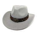 Détail d'un chapeau de cowboy en feutre avec boucle tête de taureau et rivets dorés - M (56-58cm) / Gris clair