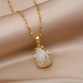 Elegante collana a tulipano dorata con pietra occhio di gatto su seta champagne - Collana Tulipano / Oro