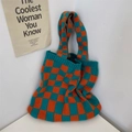 Dettaglio della borsa tote a scacchi arancione e verde acqua in maglia morbida - Quadri Arancio Rosso