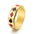 Detail eines drehbaren goldenen Titanrings mit roten und schwarzen Poker-Emaillemustern - US 6 / Gold