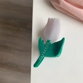 Nahaufnahme der Tulpen-Haarklammer mit cremefarbenen Blüten und glitzernden Strasssteinen - Weiße Tulpe Haarkralle
