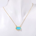 Dettaglio della collana a catena dorata con zircone blu taglio smeraldo su manichino - Blu (Febbraio)