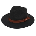 Détail du chapeau fedora en paille noire avec ruban en similicuir brun et rivet - Noir