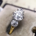 Vue macro de la bague en zircon à trois pierres plaquée or avec serti à griffes - US 6 / Deux couleurs