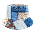 Dettaglio di un cappello a secchiello patchwork con motivi floreali blu e geometrici - Patchwork di Rose a Pois Blu (1#)