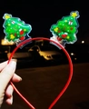 Niedlicher Weihnachts-Haarreif mit grünen Weihnachtsbäumen und rotem Band - Weihnachtsbaum