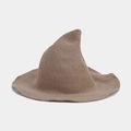 Detalle de textura tejida de sombrero de bruja marrón claro con copa de punta y ala - M (56-58cm) / Caqui