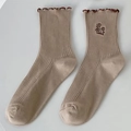 Beigefarbene Baumwollsocken mit dunkelbraunem Wellensaum und Vintage-Blumstickerei - Milchtee-Farbe / Einheitsgröße