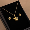 Conjunto dorado de collar y pendientes de acero con tréboles en caja de regalo - X472