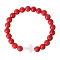 Dettaglio ravvicinato di un bracciale di pietre rosse con un ciondolo a croce bianca centrale - Turchese Rosso
