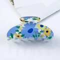 Acryl haarklem met blauwe en gele bloemenprint op een witte, heldere achtergrond - Blauw geel bloemenpatroon (D19-3-12)