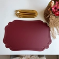 Tovaglietta vintage ovale in finta pelle rosso scuro con bordi ondulati e posate - Goffrato Irregolare Rosso Vino