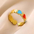 Dettaglio anello in acciaio inossidabile oro 18K con cuori colorati in smalto lucido - Cuori Colorati Oro
