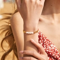 Elegante bracciale in ottone placcato oro 18 carati con quattro perle d'acqua dolce bianche - Stile Perla Foglia d'Oro (KB0311)