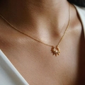 Collar de sol dorado con opalo en modelo, colgante celestial minimalista joyeria de sol - Luz de Jade Blanco (Resplandor Solar Ópalo)