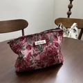 Borsa cosmetica vintage in tessuto jacquard con rose rosse e cerniera su tavolo - Rosa Con Fiori Rossi