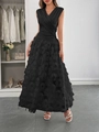 Elegantes ärmelloses schwarzes Kleid mit V-Ausschnitt, Federfransenrock und Falten-Detail - S / Schwarz