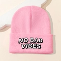 Détail du bonnet en maille rose avec broderie de lettres NO BAD VIBES en noir et blanc - Taille unique / Rose