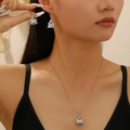 Gros plan d'un modèle portant un collier fantôme d'Halloween et des boucles d'oreilles - Parure de Bijoux (08 Gris Set)