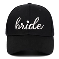 Berretto da baseball in cotone nero con ricamo bride bianco e dettaglio a cuore su sfondo bianco - Regolabile / Nero