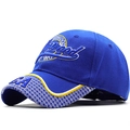Détail de la broderie 3D Hollywood et de la visière décorée sur la casquette bleue - Broderie Hollywood/Broderie sur le bord USA / Bleu Royal