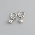Dettaglio di orecchini a cerchio in argento con ciondolo a sfera metallica - Orecchini a Cerchio con Perline Lisce (S-E1563) / Argento