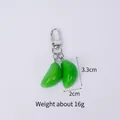 Groene PVC knoflookteentje sleutelhanger met zilveren karabijnhaak van 3,3x2cm - Twee groene knoflooktenen - Kreeftsluiting