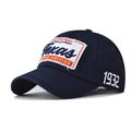 Dettaglio del ricamo Texas e della toppa vintage 1932 su un cappello in cotone blu - Regolabile / Blu navy