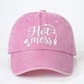 Gorra de béisbol de algodón rosa lavado con bordado blanco de Hot Mess y corazón - Rosa