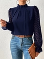 Detail der marineblauen Chiffonbluse mit hohem Faltenkragen und transparenten Strukturärmeln - S / Marineblau