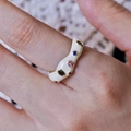 Schicker weißer Emaille-Ring mit bunten Regenbogen-Edelsteinen, verstellbarer breiter Ring - Einstellbar Offen / Böhmischer Weißer Emaille Bunter Diamant (J5668)