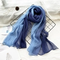 Langer Seidenschal mit Farbverlauf in Hell- und Dunkelblau und Knitteroptik - 190cmx75cm / Saphirblau & Hellblau Farbverlauf