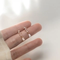 Elegantes pendientes colgantes dorados con circonitas y piedras en forma de pera - Par de oro