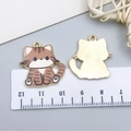 Schattige bruine cyperse kat hanger van emaille met goudkleurige achterkant - 1 Stuk / Donker Koffie